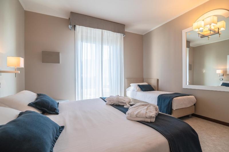 Comfort Large Triple Room with Balcony and Lateral Sea View image 1