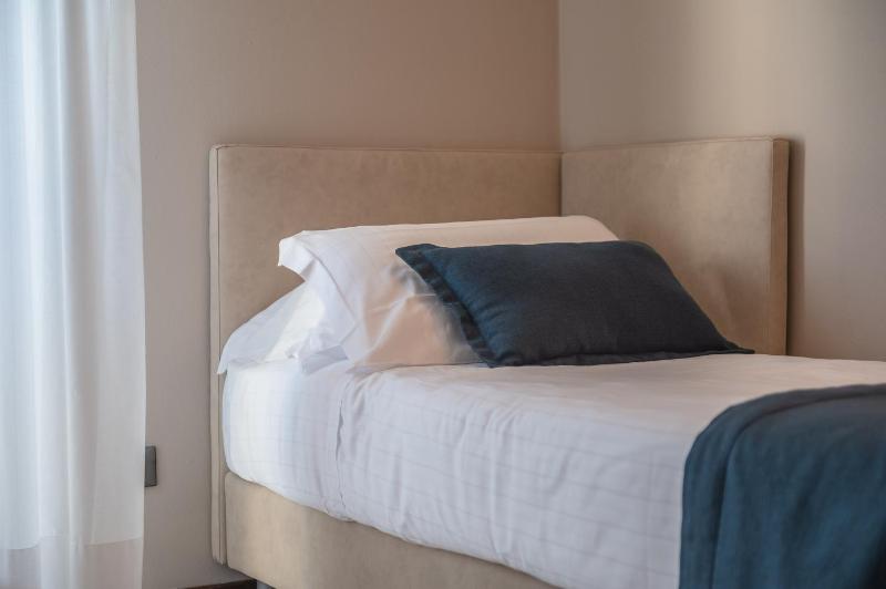 Comfort Large Triple Room with Balcony and Lateral Sea View image 3