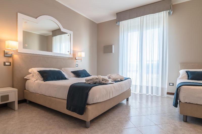 Comfort Large Triple Room with Balcony and Lateral Sea View image 4