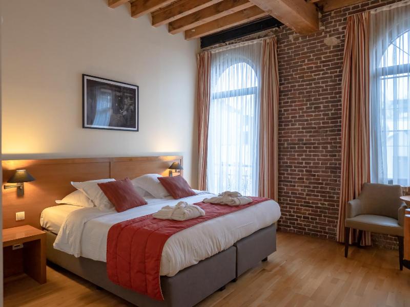 Deluxe Double or Twin Room image 1