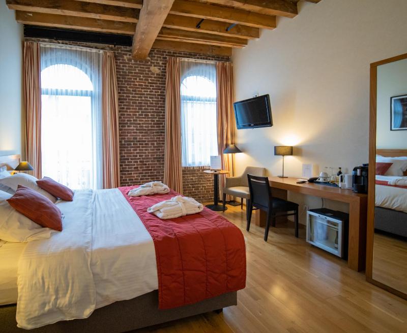 Double or Twin Room with Canal View image 2