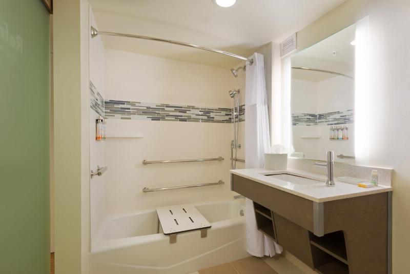 Standard King Room with Accessible Tub - Mobility Access image 2