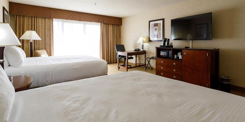 Premium Queen Room with Two Queen Beds image 4