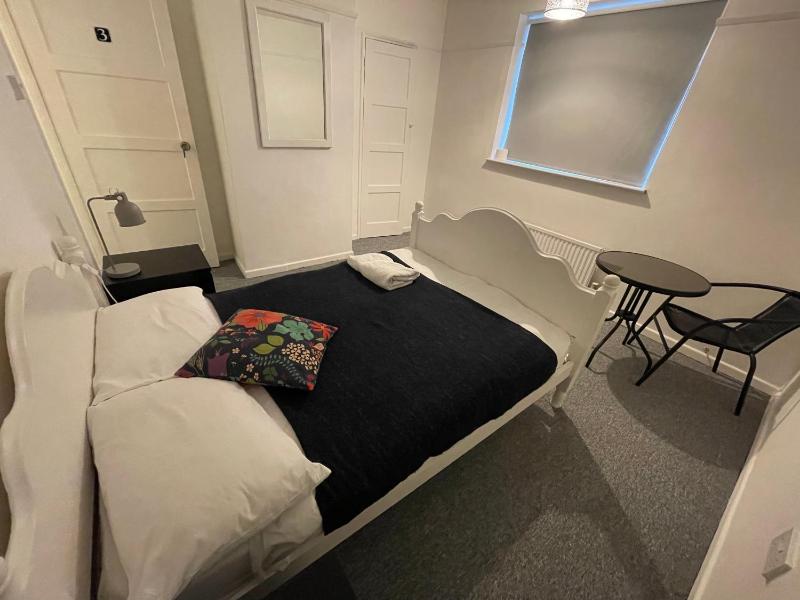 Double Room with Shared Bathroom image 1