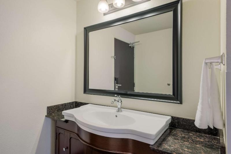 King Room with Whirlpool - Non-Smoking image 1