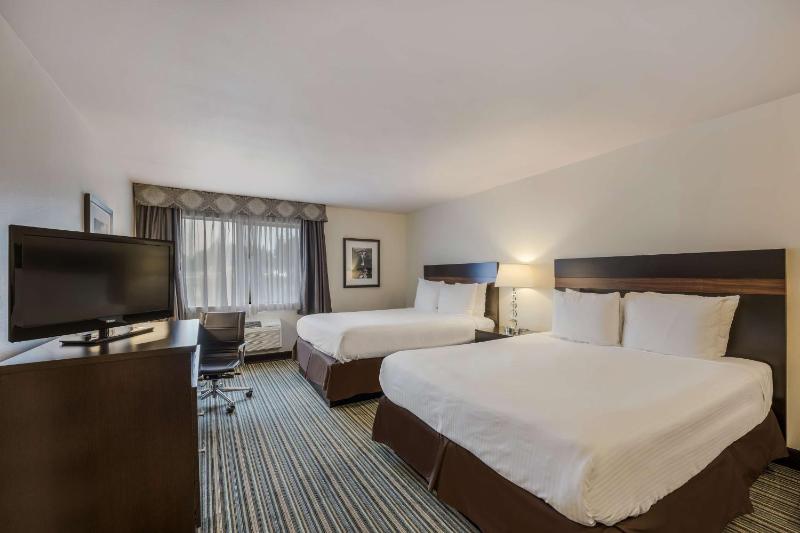 Queen Room with Two Queen Beds image 3