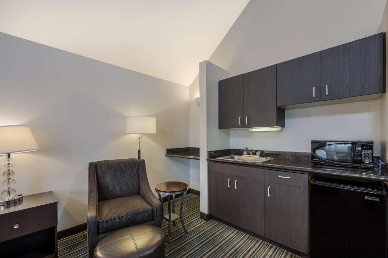 Larger King Room - Non-Smoking image 4