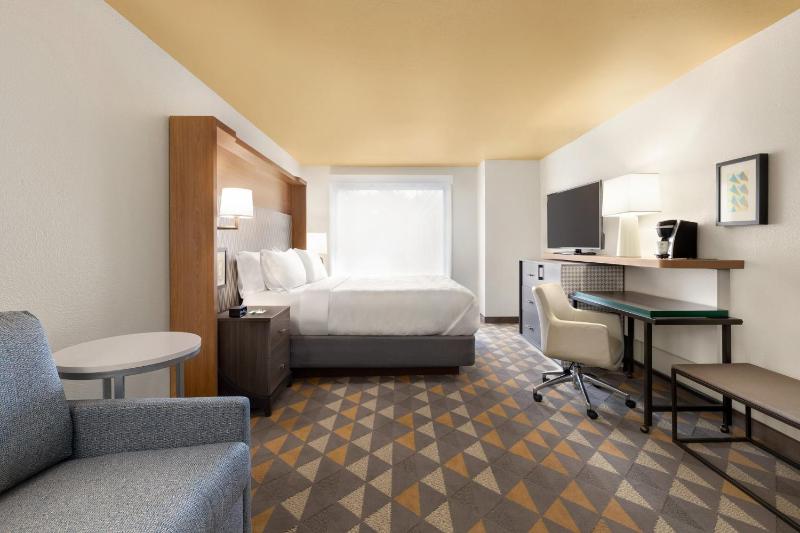 Premium King Room image 2