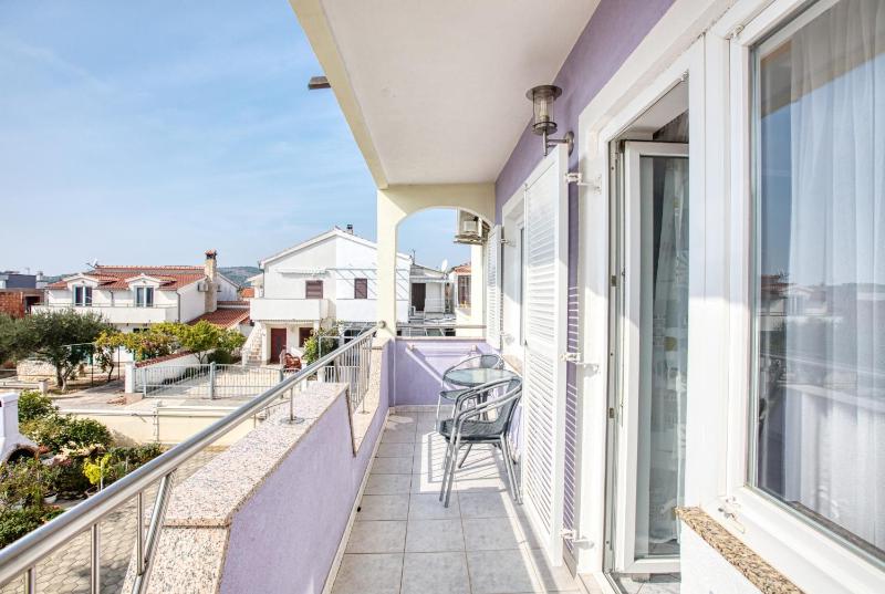 Studio with Balcony image 3