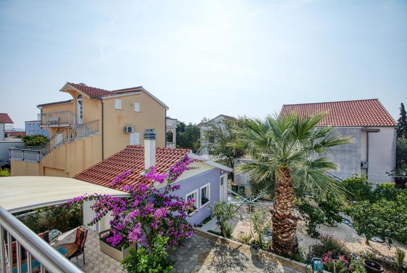 Studio with Balcony image 2