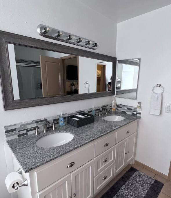 Master king suite Phoenix gem! - image 19