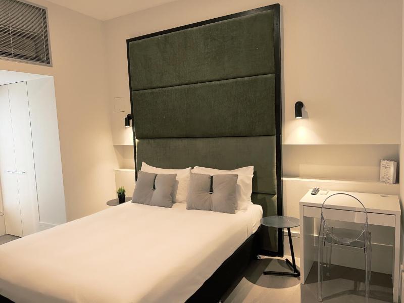 Deluxe Double Room image 4