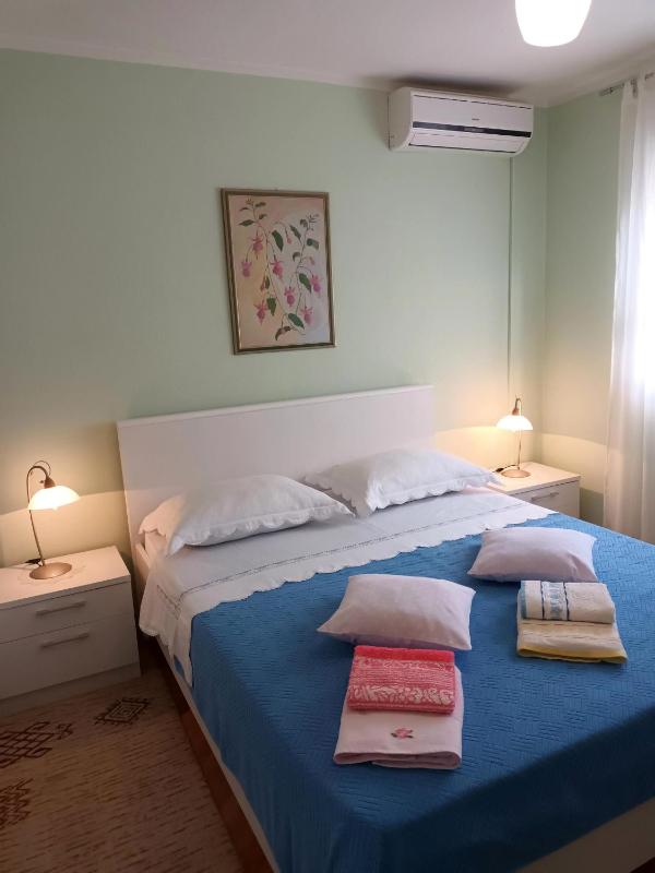 Three-Bedroom Apartment with Balcony image 1