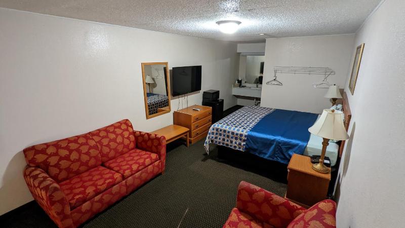 Deluxe King Suite image 3