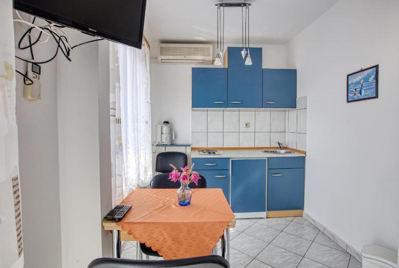 Studio with Balcony image 4