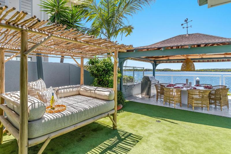 Salty Dayz - Designer Waterfront with Private Pontoon & Pool - Holiday Yamba - image 26