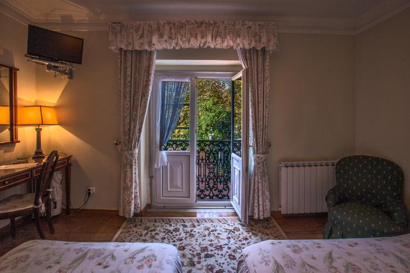 Triple Room with Garden View image 2