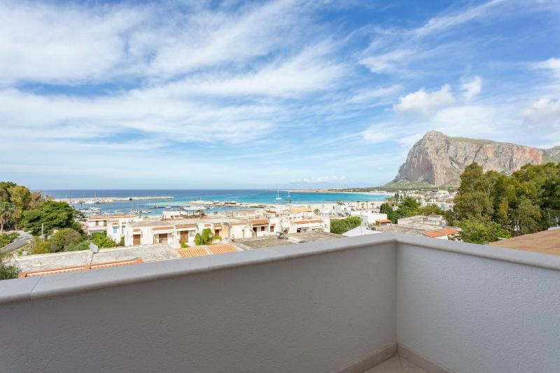 Double Room with Sea View image 4