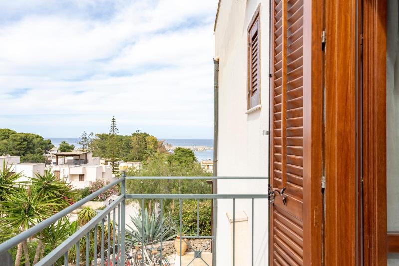 Double Room with Partial Sea View image 2