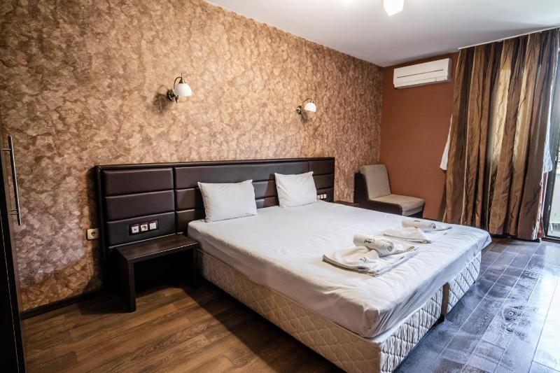 Double Room image 3