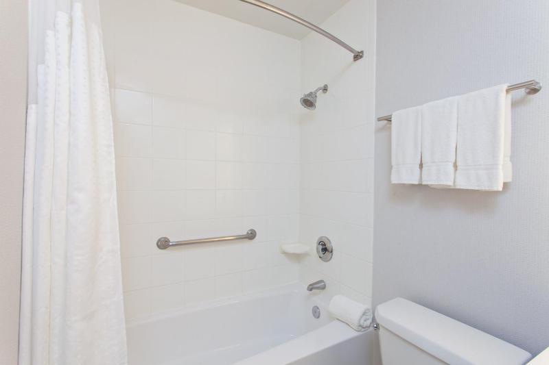 Standard King Room image 3