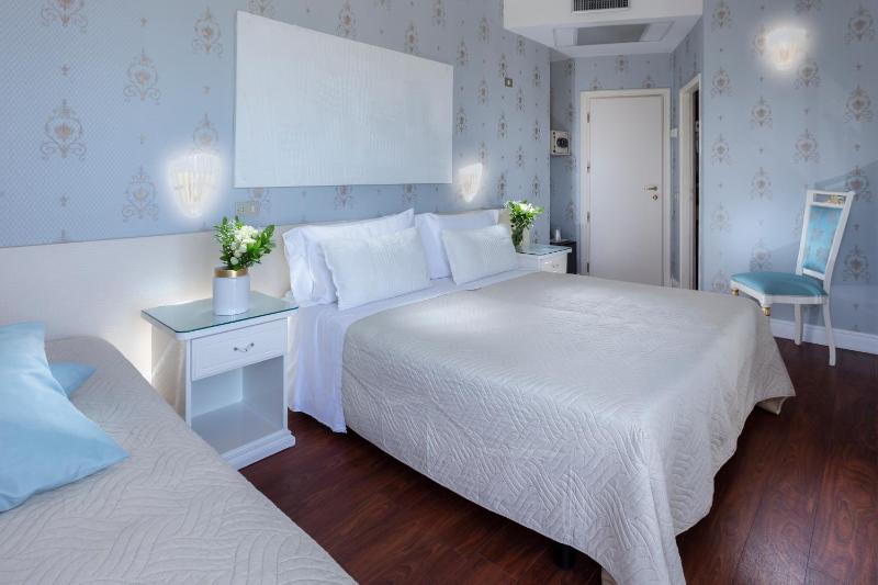 Superior Triple Room with Sea View image 3