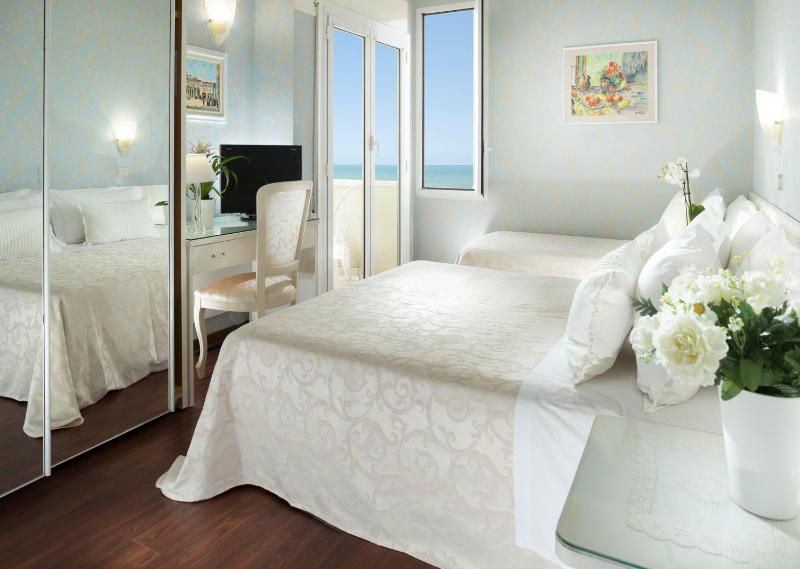 Superior Double Room with Balcony and Sea View image 4