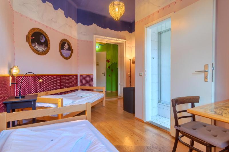 Twin Room image 4