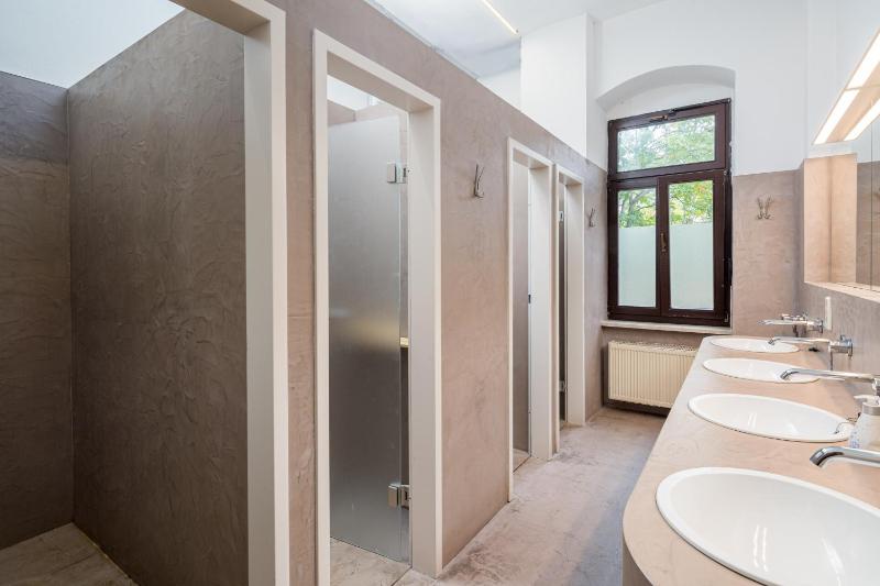 Triple Room with Shared Bathroom image 3