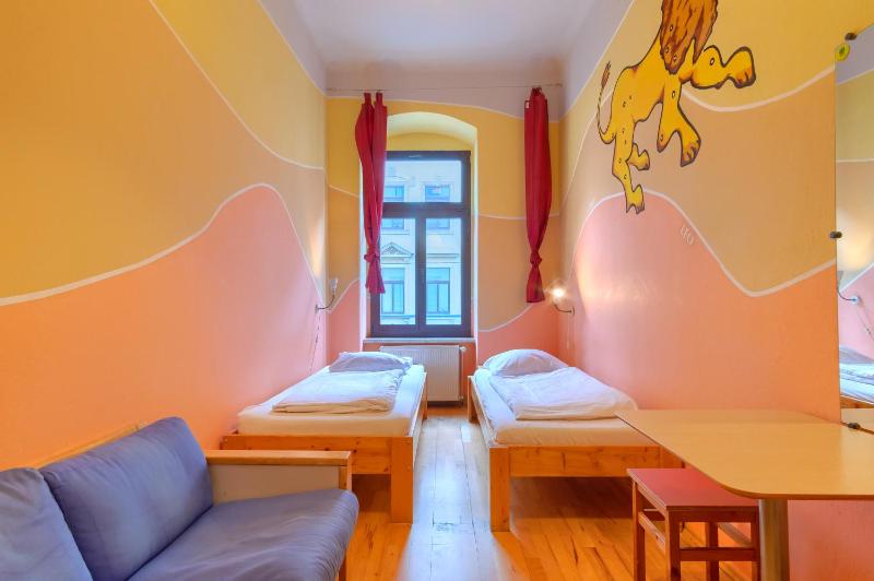 Twin Room with Shared Bathroom image 3
