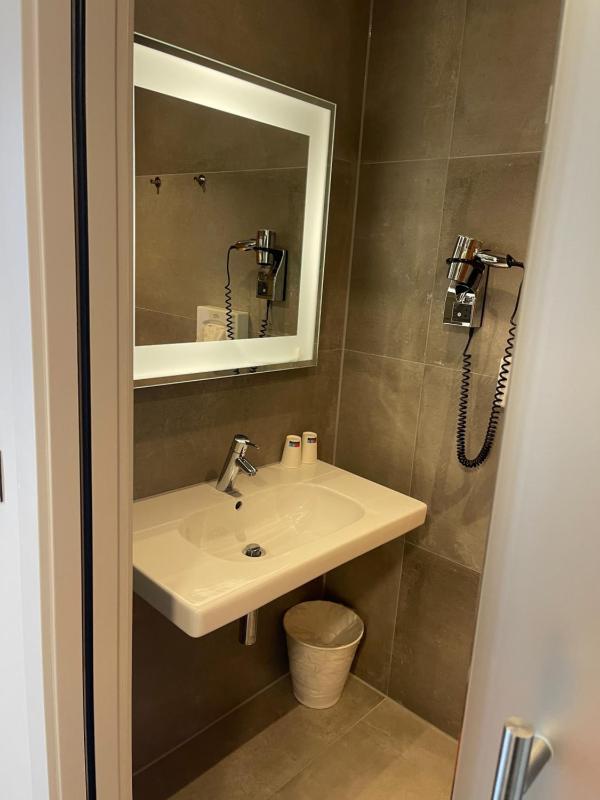 Standard Quadruple Room image 2