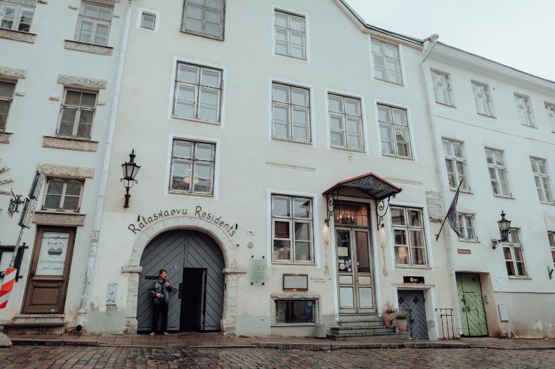 Deluxe Two-Bedroom Apartment with Balcony image 3