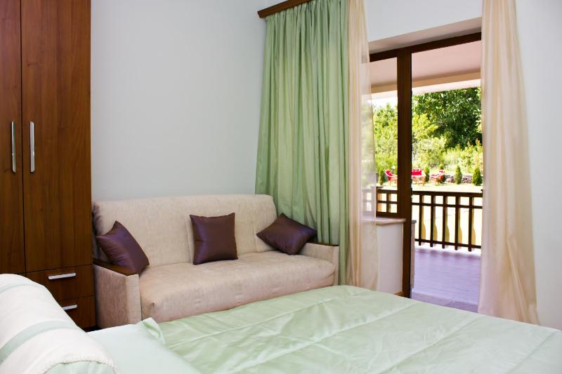 Double Room with Garden View image 4