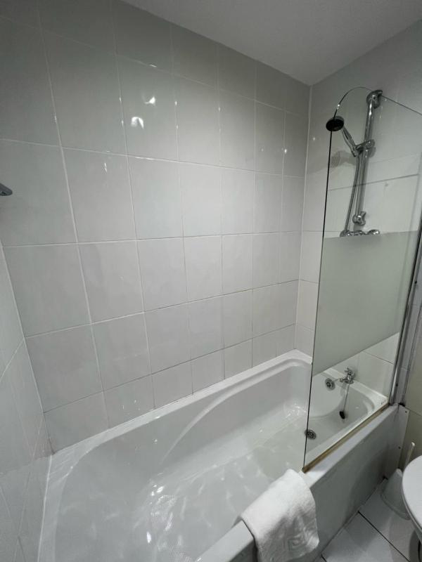Twin Room image 4