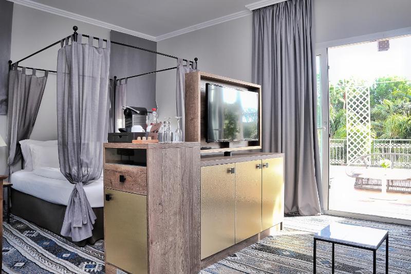 Deluxe King Room image 3