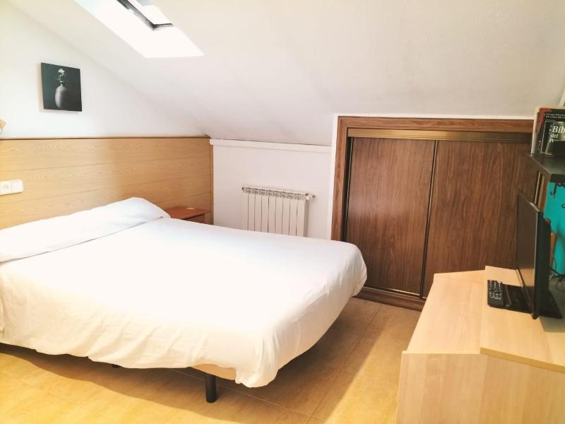 Small Double or Twin Room image 4