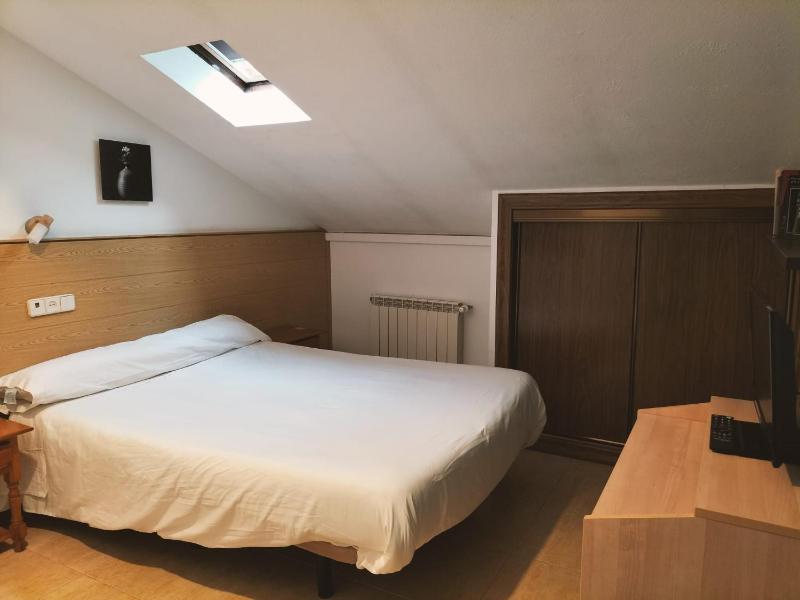 Small Double or Twin Room image 2