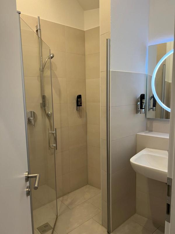 Single Room with Shared Bathroom image 1