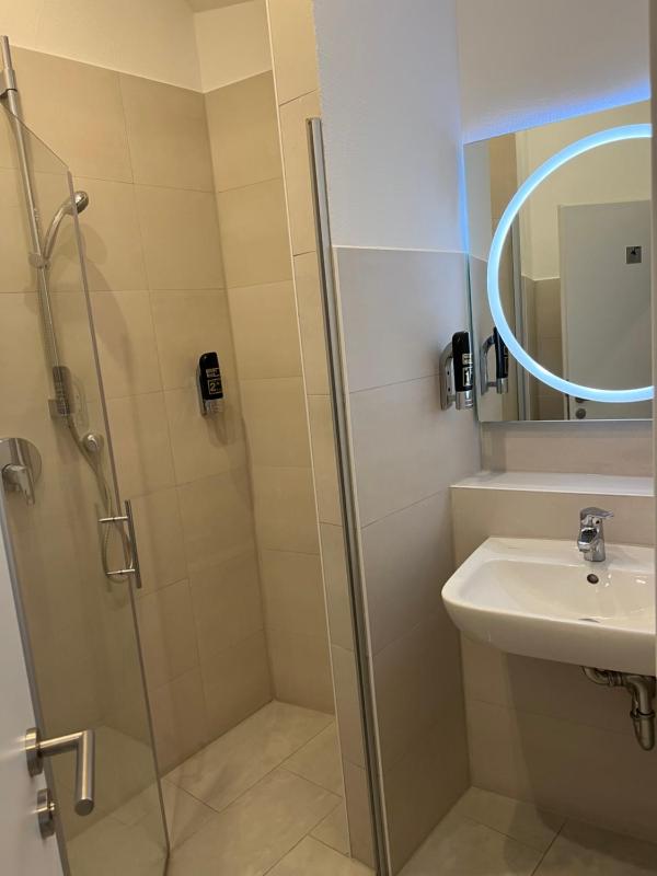 Single Room with Shared Bathroom image 3