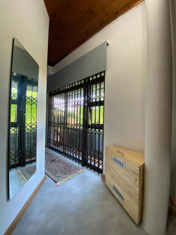 Comfortable Spacious Garden Cottage - image 5