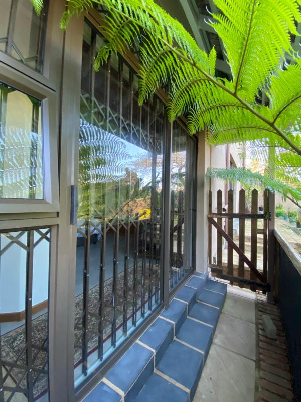 Comfortable Spacious Garden Cottage - image 4