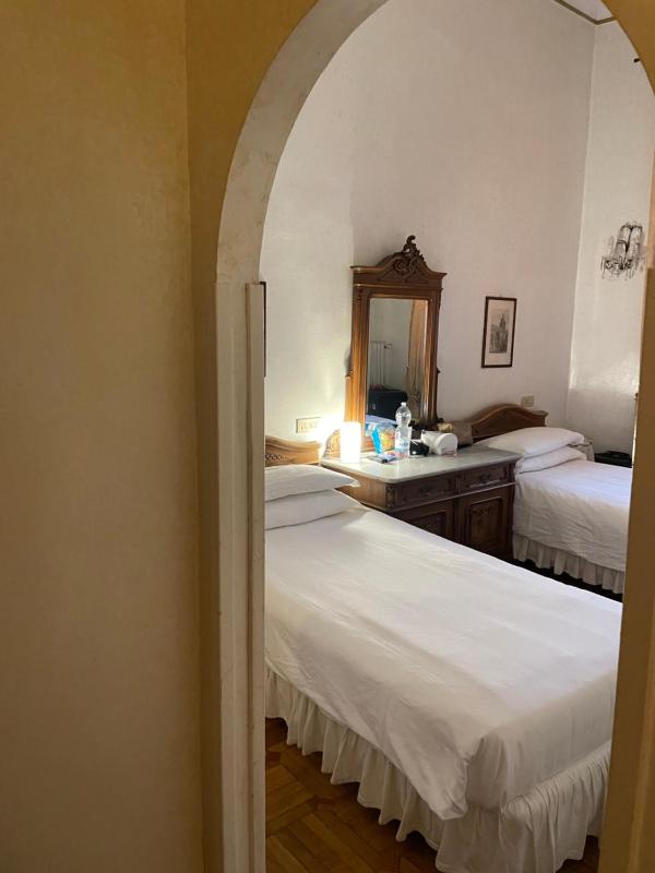 Twin Room with City View image 3
