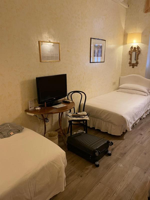 Twin Room image 3