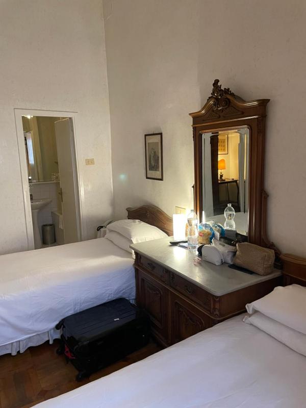 Twin Room with City View image 4