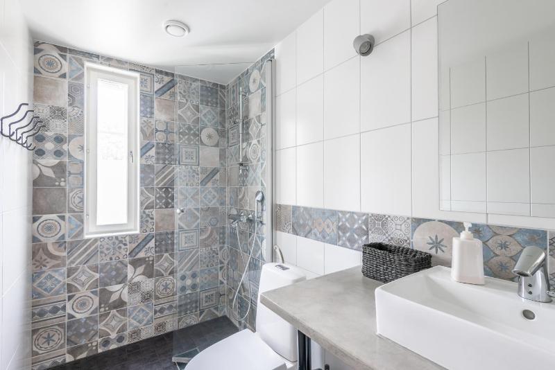 Single Room with Shared Bathroom image 1