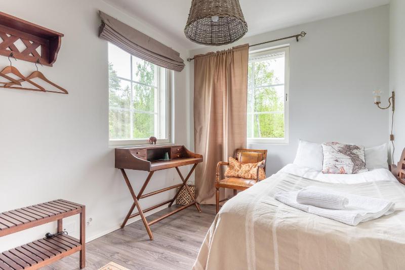 Single Room with Shared Bathroom image 3