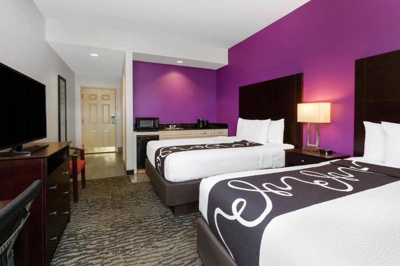 La Quinta Inn & Suites by Wyndham Tampa Bay Area-Tampa South - image 29