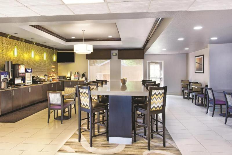 La Quinta Inn & Suites by Wyndham Tampa Bay Area-Tampa South - image 34