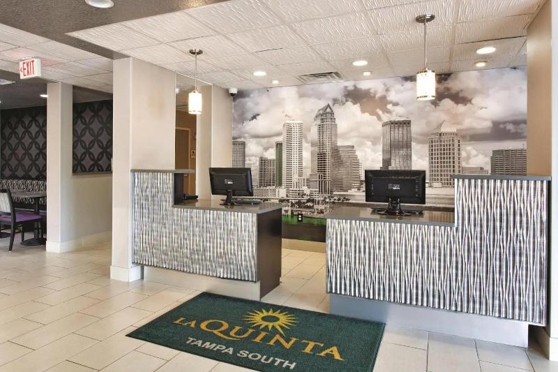 La Quinta Inn & Suites by Wyndham Tampa Bay Area-Tampa South - image 6