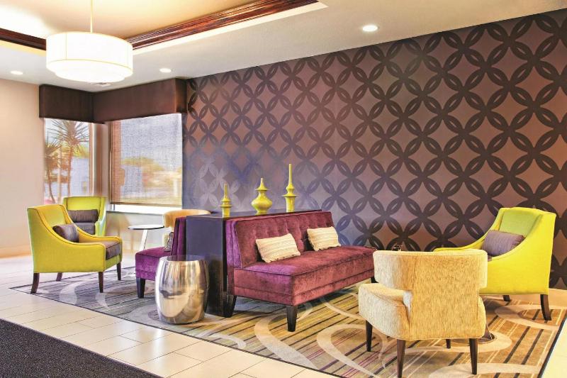 La Quinta Inn & Suites by Wyndham Tampa Bay Area-Tampa South - image 21